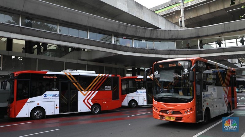 Sejumlah warga melintas di zebra cross halte Centrale Stichting Wederopbouw (CSW) di Kawasan Kebayoran Baru, Jakarta, Jumat, (3/10/2025). (CNBC Indonesia/Muhammad Sabki)