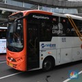 Sejumlah warga melintas di zebra cross halte Centrale Stichting Wederopbouw (CSW) di Kawasan Kebayoran Baru, Jakarta, Jumat, (3/10/2025). (CNBC Indonesia/Muhammad Sabki)