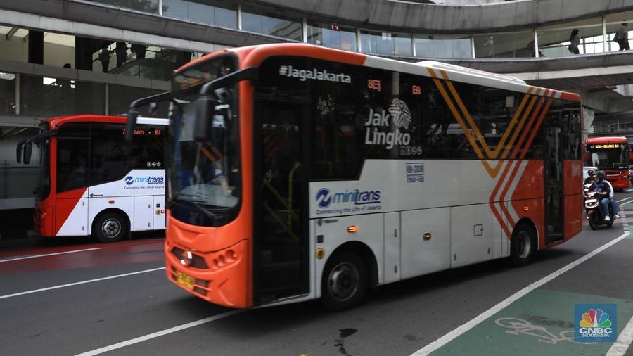 Sejumlah warga melintas di zebra cross halte Centrale Stichting Wederopbouw (CSW) di Kawasan Kebayoran Baru, Jakarta, Jumat, (3/10/2025). (CNBC Indonesia/Muhammad Sabki)