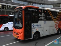 Sejumlah warga melintas di zebra cross halte Centrale Stichting Wederopbouw (CSW) di Kawasan Kebayoran Baru, Jakarta, Jumat, (3/10/2025). (CNBC Indonesia/Muhammad Sabki)