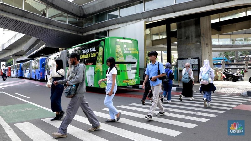 Sejumlah warga melintas di zebra cross halte Centrale Stichting Wederopbouw (CSW) di Kawasan Kebayoran Baru, Jakarta, Jumat, (3/10/2025). (CNBC Indonesia/Muhammad Sabki)