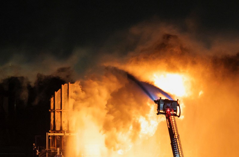 Api dan asap dari kebakaran besar mengepul dari kilang Chevron, di El Segundo, California, AS, 2 Oktober 2025. (REUTERS/Daniel Cole)