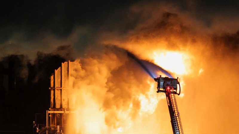Api dan asap dari kebakaran besar mengepul dari kilang Chevron, di El Segundo, California, AS, 2 Oktober 2025. (REUTERS/Daniel Cole)
