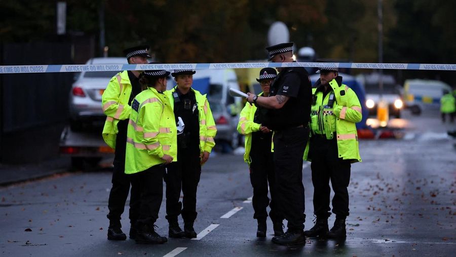 Suasana pasca serangan sinagoge di Manchester, Inggris, Jumat (3/10/2025). (REUTERS/Hannah McKay)
