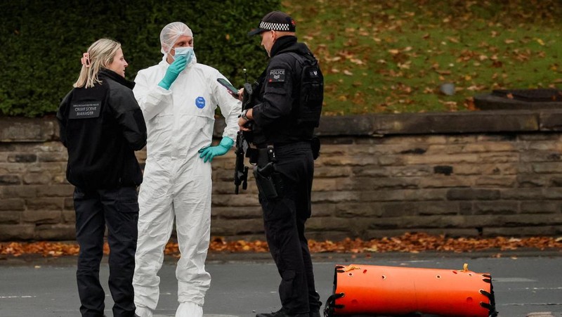 Suasana pasca serangan sinagoge di Manchester, Inggris, Jumat (3/10/2025). (REUTERS/Hannah McKay)