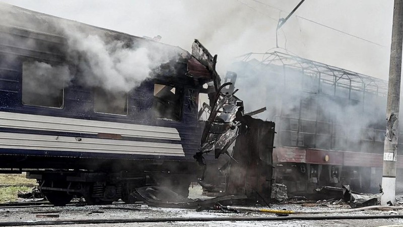 Asap mengepul di atas kereta penumpang yang terkena serangan pesawat tak berawak Rusia hari ini, di tengah serangan Rusia terhadap Ukraina, di stasiun kereta api di kota Shostka, wilayah Sumy, Ukraina, 4 Oktober 2025. (Press service of the State Emergency Service of Ukraine in Sumy region/Handout via REUTERS)