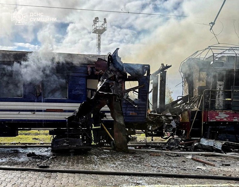 Asap mengepul di atas kereta penumpang yang terkena serangan pesawat tak berawak Rusia hari ini, di tengah serangan Rusia terhadap Ukraina, di stasiun kereta api di kota Shostka, wilayah Sumy, Ukraina, 4 Oktober 2025. (Press service of the State Emergency Service of Ukraine in Sumy region/Handout via REUTERS)