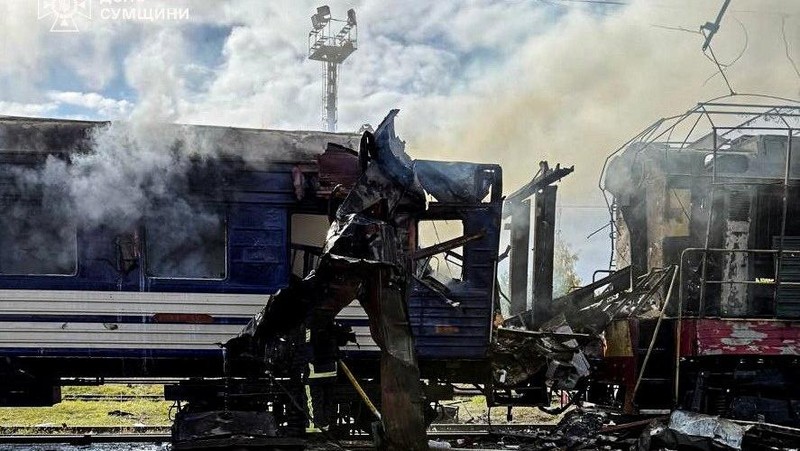 Asap mengepul di atas kereta penumpang yang terkena serangan pesawat tak berawak Rusia hari ini, di tengah serangan Rusia terhadap Ukraina, di stasiun kereta api di kota Shostka, wilayah Sumy, Ukraina, 4 Oktober 2025. (Press service of the State Emergency Service of Ukraine in Sumy region/Handout via REUTERS)