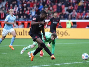 Dikabarkan Diincar Arsenal, Striker Muda Bayer Leverkusen Kalem