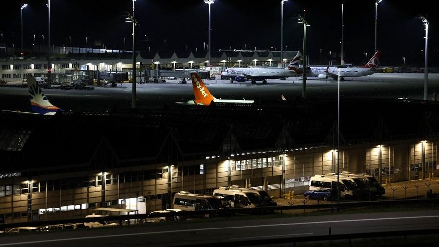 Night view shows a plane of airline EasyJet among others grounded at Munich International Airport in Munich, southern Germany, on early October 4, 2025, after reports of drone sightings again forced Munich airport to close and more than 30 flights had to be cancelled and left nearly 3,000 passengers stranded. New reports of drone sightings again forced Munich airport to close late on October 3, 2025, a day after drones caused more than 30 flights to be cancelled there and left nearly 3,000 passengers stranded. The airport said in a statement on its website that "because of unconfirmed drone sightings air traffic has been cancelled until further notice", the latest in a spate of such incidents heightening security fears in Europe. (Photo by Michaela STACHE / AFP)