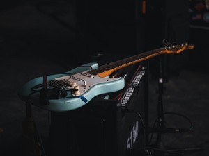 Gak Banyak yang Tahu, Kira-kira Begini Aturan Bawa Alat Musik ke Pesawat