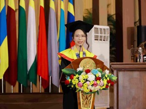 Kisah Alissa, Wisudawan Unair yang Juga Raih Gelar S2 di Inggris