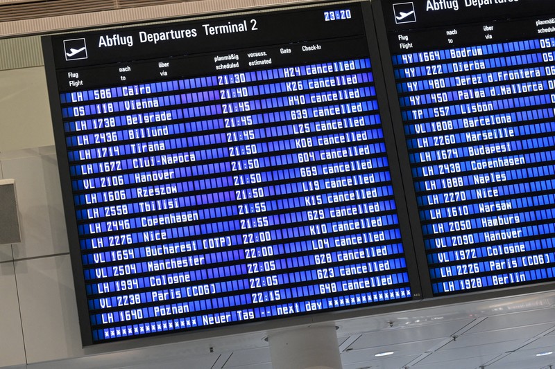 Sebuah pesawat terbang diparkir di bandara di Munich, Jerman, 4 Oktober 2025, setelah kedua landasan pacu ditutup pada Jumat malam untuk kedua kalinya dalam waktu kurang dari 24 jam, dengan kapten pesawat yang keberangkatannya dibatalkan memberi tahu penumpang bahwa drone sekali lagi terlihat. (REUTERS/Angelika Warmuth)