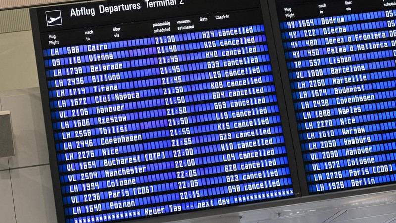 Sebuah pesawat terbang diparkir di bandara di Munich, Jerman, 4 Oktober 2025, setelah kedua landasan pacu ditutup pada Jumat malam untuk kedua kalinya dalam waktu kurang dari 24 jam, dengan kapten pesawat yang keberangkatannya dibatalkan memberi tahu penumpang bahwa drone sekali lagi terlihat. (REUTERS/Angelika Warmuth)
