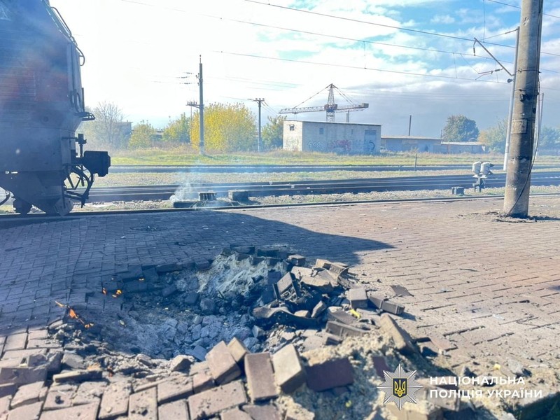 Asap mengepul di atas kereta penumpang yang terkena serangan pesawat tak berawak Rusia hari ini, di tengah serangan Rusia terhadap Ukraina, di stasiun kereta api di kota Shostka, wilayah Sumy, Ukraina, 4 Oktober 2025. (Press service of the State Emergency Service of Ukraine in Sumy region/Handout via REUTERS)