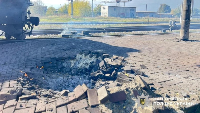 Asap mengepul di atas kereta penumpang yang terkena serangan pesawat tak berawak Rusia hari ini, di tengah serangan Rusia terhadap Ukraina, di stasiun kereta api di kota Shostka, wilayah Sumy, Ukraina, 4 Oktober 2025. (Press service of the State Emergency Service of Ukraine in Sumy region/Handout via REUTERS)