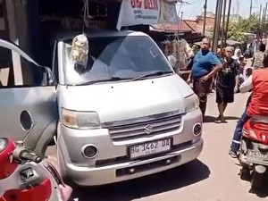 Heboh Minibus Tabrak Warung Sembako di Muara Enim