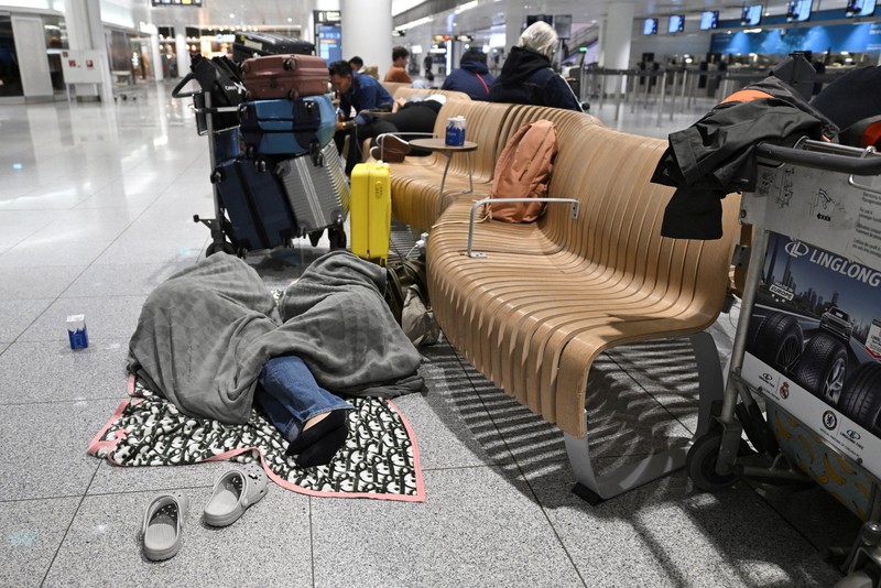 Sebuah pesawat terbang diparkir di bandara di Munich, Jerman, 4 Oktober 2025, setelah kedua landasan pacu ditutup pada Jumat malam untuk kedua kalinya dalam waktu kurang dari 24 jam, dengan kapten pesawat yang keberangkatannya dibatalkan memberi tahu penumpang bahwa drone sekali lagi terlihat. (REUTERS/Angelika Warmuth)