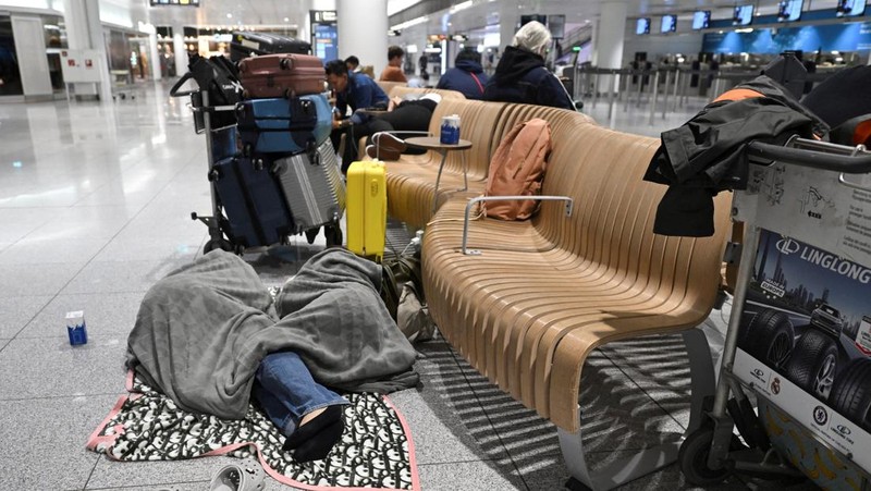 Sebuah pesawat terbang diparkir di bandara di Munich, Jerman, 4 Oktober 2025, setelah kedua landasan pacu ditutup pada Jumat malam untuk kedua kalinya dalam waktu kurang dari 24 jam, dengan kapten pesawat yang keberangkatannya dibatalkan memberi tahu penumpang bahwa drone sekali lagi terlihat. (REUTERS/Angelika Warmuth)