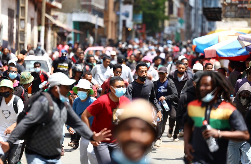 Para pengunjuk rasa melarikan diri dari petugas polisi selama protes nasional yang dipimpin pemuda atas memburuknya kekurangan air dan pemadaman listrik, dan tuntutan pengunduran diri Presiden Madagaskar Andry Rajoelina, di Antananarivo, Madagaskar, 3 Oktober 2025. (REUTERS/Siphiwe Sibeko)