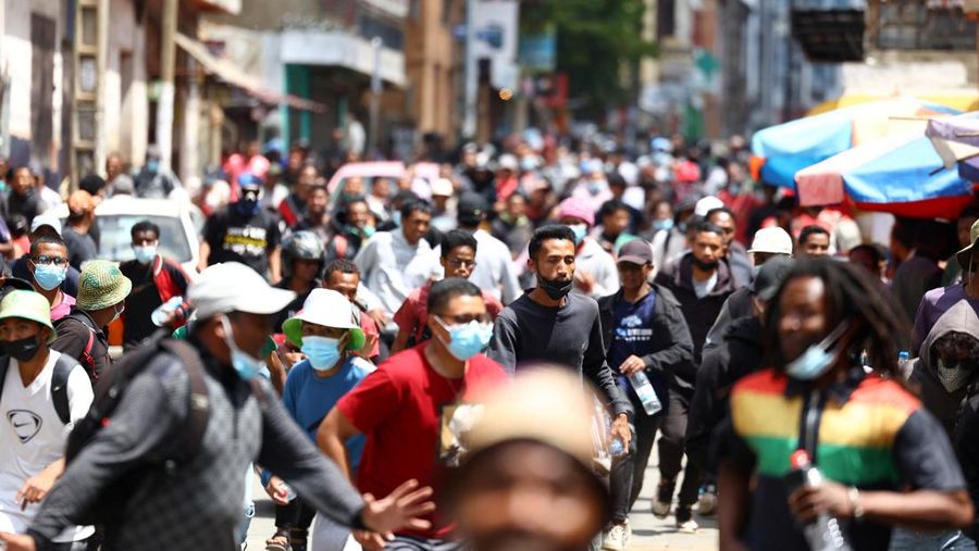 Para pengunjuk rasa melarikan diri dari petugas polisi selama protes nasional yang dipimpin pemuda atas memburuknya kekurangan air dan pemadaman listrik, dan tuntutan pengunduran diri Presiden Madagaskar Andry Rajoelina, di Antananarivo, Madagaskar, 3 Oktober 2025. (REUTERS/Siphiwe Sibeko)