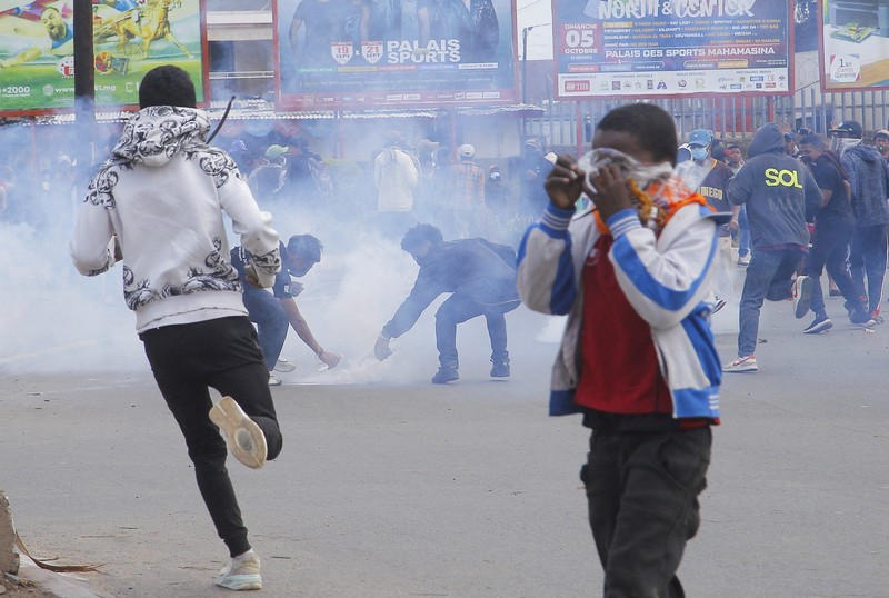 Para pengunjuk rasa melarikan diri dari petugas polisi selama protes nasional yang dipimpin pemuda atas memburuknya kekurangan air dan pemadaman listrik, dan tuntutan pengunduran diri Presiden Madagaskar Andry Rajoelina, di Antananarivo, Madagaskar, 3 Oktober 2025. Para pengunjuk rasa melarikan diri dari petugas polisi selama protes nasional yang dipimpin pemuda atas memburuknya kekurangan air dan pemadaman listrik, dan tuntutan pengunduran diri Presiden Madagaskar Andry Rajoelina, di Antananarivo, Madagaskar, 3 Oktober 2025. (REUTERS/Siphiwe Sibeko)