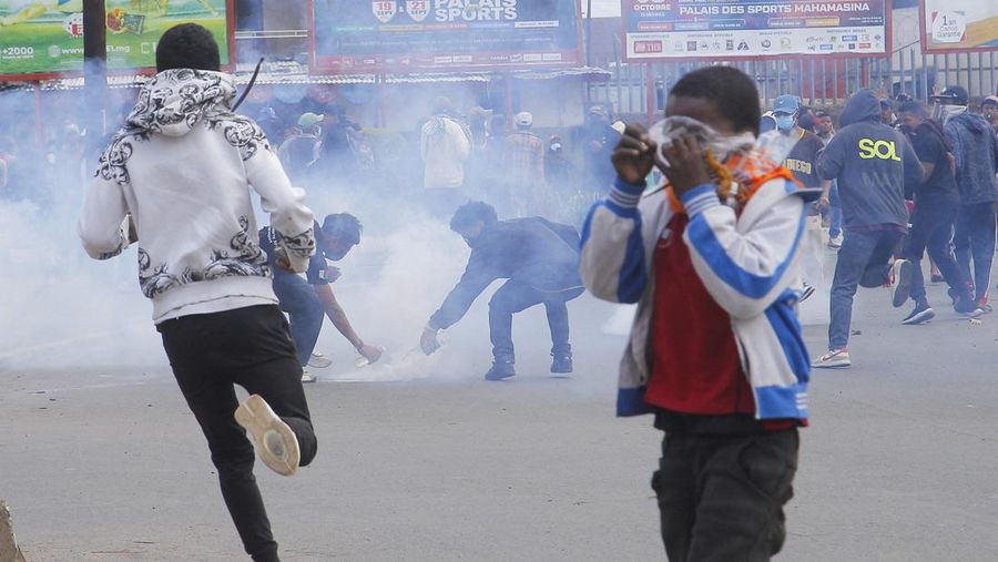 Para pengunjuk rasa melarikan diri dari petugas polisi selama protes nasional yang dipimpin pemuda atas memburuknya kekurangan air dan pemadaman listrik, dan tuntutan pengunduran diri Presiden Madagaskar Andry Rajoelina, di Antananarivo, Madagaskar, 3 Oktober 2025. (REUTERS/Siphiwe Sibeko)