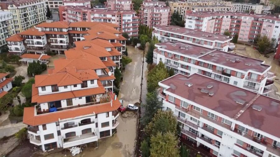 Setidaknya tiga orang tewas akibat banjir yang dipicu hujan deras di resor Elenite, kawasan Laut Hitam Bulgaria, pada Jumat, menurut laporan kantor berita BTA. (Tangkapan Layar Video Reuters/NOVA TV)