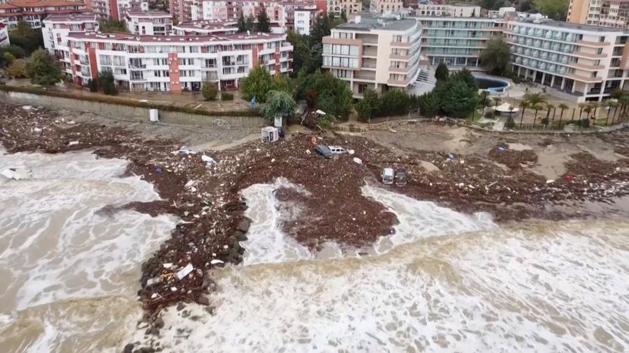 Setidaknya tiga orang tewas akibat banjir yang dipicu hujan deras di resor Elenite, kawasan Laut Hitam Bulgaria, pada Jumat, menurut laporan kantor berita BTA. (Tangkapan Layar Video Reuters/NOVA TV)