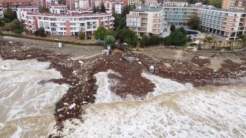 Setidaknya tiga orang tewas akibat banjir yang dipicu hujan deras di resor Elenite, kawasan Laut Hitam Bulgaria, pada Jumat, menurut laporan kantor berita BTA. (Tangkapan Layar Video Reuters/NOVA TV)