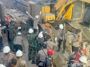 Bangunan Ponpes Ambruk Terhubung Gedung Lama, Evakuasi Ekstra Hati-hati