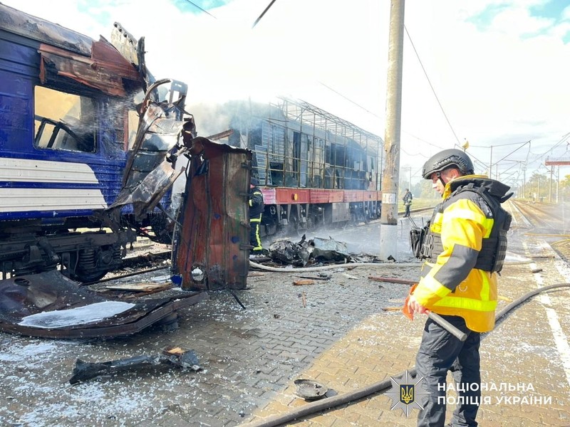 Asap mengepul di atas kereta penumpang yang terkena serangan pesawat tak berawak Rusia hari ini, di tengah serangan Rusia terhadap Ukraina, di stasiun kereta api di kota Shostka, wilayah Sumy, Ukraina, 4 Oktober 2025. (Press service of the State Emergency Service of Ukraine in Sumy region/Handout via REUTERS)