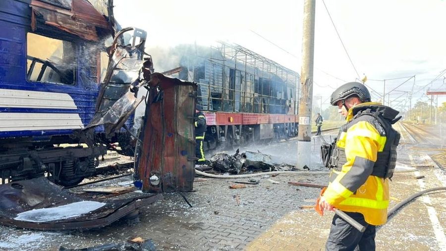 Asap mengepul di atas kereta penumpang yang terkena serangan pesawat tak berawak Rusia hari ini, di tengah serangan Rusia terhadap Ukraina, di stasiun kereta api di kota Shostka, wilayah Sumy, Ukraina, 4 Oktober 2025. (Press service of the State Emergency Service of Ukraine in Sumy region/Handout via REUTERS)