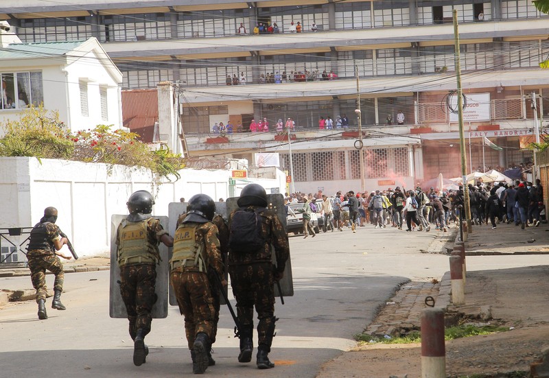 Para pengunjuk rasa melarikan diri dari petugas polisi selama protes nasional yang dipimpin pemuda atas memburuknya kekurangan air dan pemadaman listrik, dan tuntutan pengunduran diri Presiden Madagaskar Andry Rajoelina, di Antananarivo, Madagaskar, 3 Oktober 2025. (REUTERS/Siphiwe Sibeko)