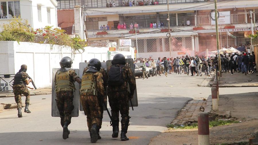 Para pengunjuk rasa melarikan diri dari petugas polisi selama protes nasional yang dipimpin pemuda atas memburuknya kekurangan air dan pemadaman listrik, dan tuntutan pengunduran diri Presiden Madagaskar Andry Rajoelina, di Antananarivo, Madagaskar, 3 Oktober 2025. (REUTERS/Siphiwe Sibeko)