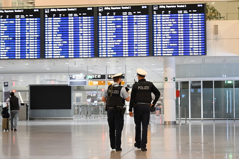 Sebuah pesawat terbang diparkir di bandara di Munich, Jerman, 4 Oktober 2025, setelah kedua landasan pacu ditutup pada Jumat malam untuk kedua kalinya dalam waktu kurang dari 24 jam, dengan kapten pesawat yang keberangkatannya dibatalkan memberi tahu penumpang bahwa drone sekali lagi terlihat. (REUTERS/Angelika Warmuth)