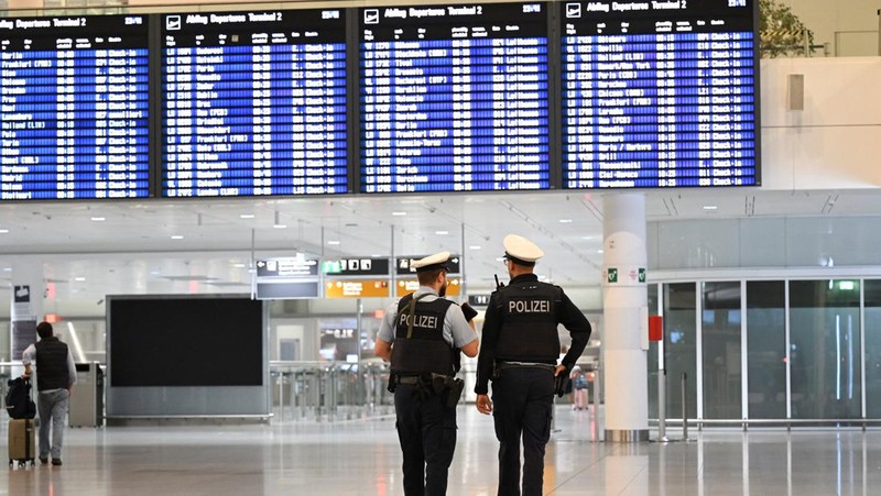 Sebuah pesawat terbang diparkir di bandara di Munich, Jerman, 4 Oktober 2025, setelah kedua landasan pacu ditutup pada Jumat malam untuk kedua kalinya dalam waktu kurang dari 24 jam, dengan kapten pesawat yang keberangkatannya dibatalkan memberi tahu penumpang bahwa drone sekali lagi terlihat. (REUTERS/Angelika Warmuth)
