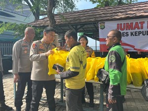 Perkuat Kamtibmas, Polres Kepulauan Seribu Berbagi dengan Ojol