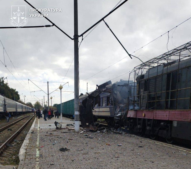 Asap mengepul di atas kereta penumpang yang terkena serangan pesawat tak berawak Rusia hari ini, di tengah serangan Rusia terhadap Ukraina, di stasiun kereta api di kota Shostka, wilayah Sumy, Ukraina, 4 Oktober 2025. (Press service of the State Emergency Service of Ukraine in Sumy region/Handout via REUTERS)