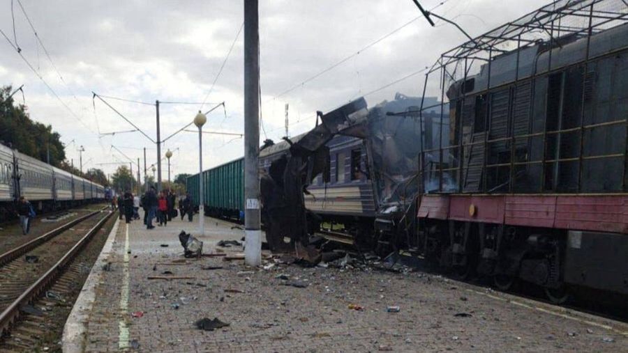 Asap mengepul di atas kereta penumpang yang terkena serangan pesawat tak berawak Rusia hari ini, di tengah serangan Rusia terhadap Ukraina, di stasiun kereta api di kota Shostka, wilayah Sumy, Ukraina, 4 Oktober 2025. (Press service of the State Emergency Service of Ukraine in Sumy region/Handout via REUTERS)