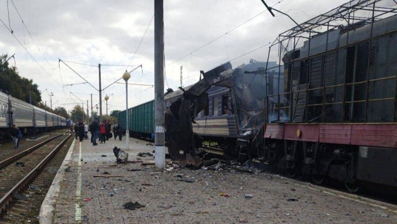Asap mengepul di atas kereta penumpang yang terkena serangan pesawat tak berawak Rusia hari ini, di tengah serangan Rusia terhadap Ukraina, di stasiun kereta api di kota Shostka, wilayah Sumy, Ukraina, 4 Oktober 2025. (Press service of the State Emergency Service of Ukraine in Sumy region/Handout via REUTERS)