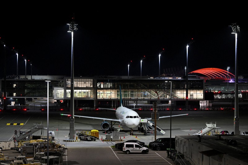 Sebuah pesawat terbang diparkir di bandara di Munich, Jerman, 4 Oktober 2025, setelah kedua landasan pacu ditutup pada Jumat malam untuk kedua kalinya dalam waktu kurang dari 24 jam, dengan kapten pesawat yang keberangkatannya dibatalkan memberi tahu penumpang bahwa drone sekali lagi terlihat. (REUTERS/Angelika Warmuth)