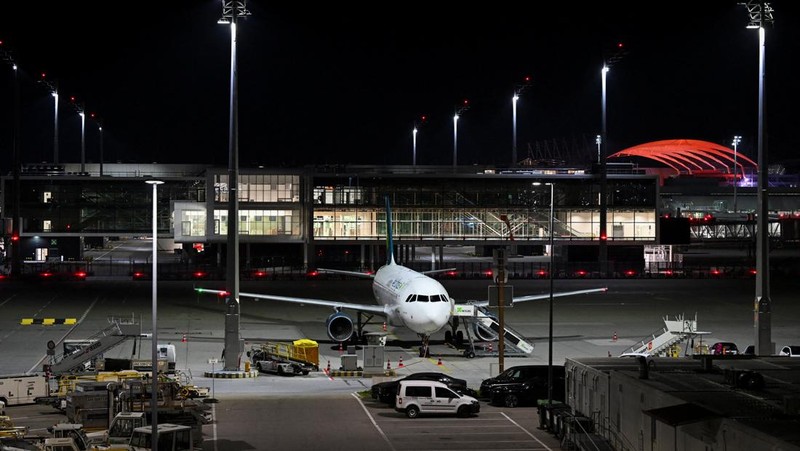 Sebuah pesawat terbang diparkir di bandara di Munich, Jerman, 4 Oktober 2025, setelah kedua landasan pacu ditutup pada Jumat malam untuk kedua kalinya dalam waktu kurang dari 24 jam, dengan kapten pesawat yang keberangkatannya dibatalkan memberi tahu penumpang bahwa drone sekali lagi terlihat. (REUTERS/Angelika Warmuth)