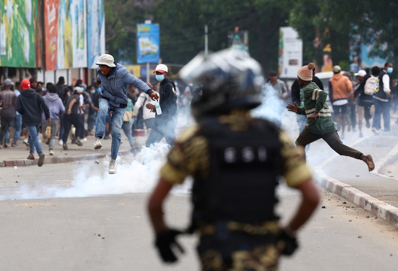 Para pengunjuk rasa melarikan diri dari petugas polisi selama protes nasional yang dipimpin pemuda atas memburuknya kekurangan air dan pemadaman listrik, dan tuntutan pengunduran diri Presiden Madagaskar Andry Rajoelina, di Antananarivo, Madagaskar, 3 Oktober 2025. (REUTERS/Siphiwe Sibeko)