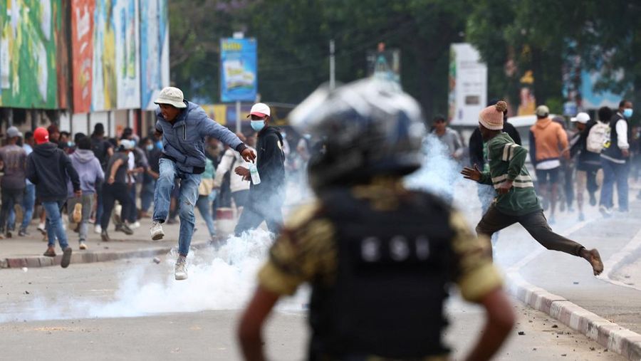 Para pengunjuk rasa melarikan diri dari petugas polisi selama protes nasional yang dipimpin pemuda atas memburuknya kekurangan air dan pemadaman listrik, dan tuntutan pengunduran diri Presiden Madagaskar Andry Rajoelina, di Antananarivo, Madagaskar, 3 Oktober 2025. (REUTERS/Siphiwe Sibeko)