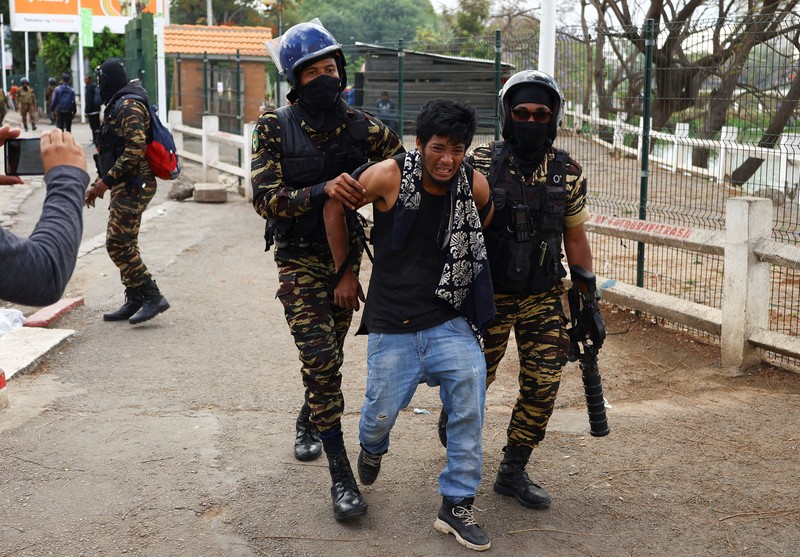Para pengunjuk rasa melarikan diri dari petugas polisi selama protes nasional yang dipimpin pemuda atas memburuknya kekurangan air dan pemadaman listrik, dan tuntutan pengunduran diri Presiden Madagaskar Andry Rajoelina, di Antananarivo, Madagaskar, 3 Oktober 2025. (REUTERS/Siphiwe Sibeko)