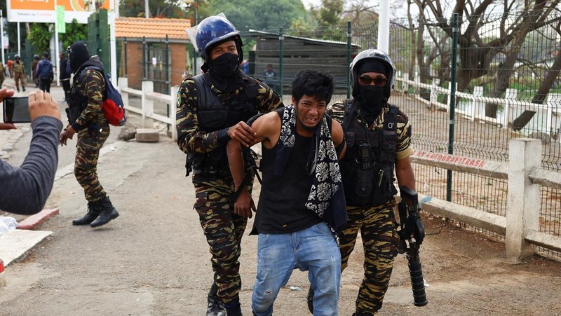 Para pengunjuk rasa melarikan diri dari petugas polisi selama protes nasional yang dipimpin pemuda atas memburuknya kekurangan air dan pemadaman listrik, dan tuntutan pengunduran diri Presiden Madagaskar Andry Rajoelina, di Antananarivo, Madagaskar, 3 Oktober 2025. (REUTERS/Siphiwe Sibeko)