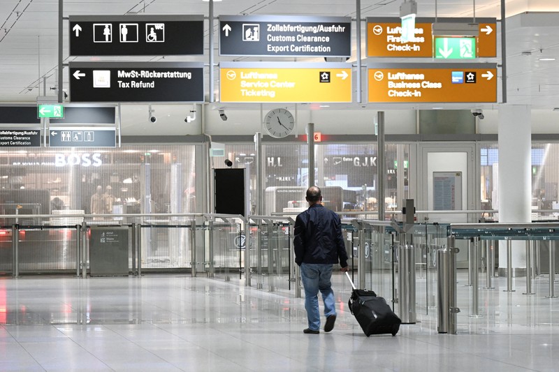 Sebuah pesawat terbang diparkir di bandara di Munich, Jerman, 4 Oktober 2025, setelah kedua landasan pacu ditutup pada Jumat malam untuk kedua kalinya dalam waktu kurang dari 24 jam, dengan kapten pesawat yang keberangkatannya dibatalkan memberi tahu penumpang bahwa drone sekali lagi terlihat. (REUTERS/Angelika Warmuth)
