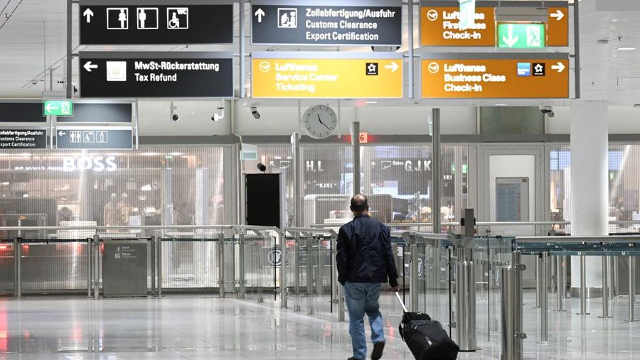 Sebuah pesawat terbang diparkir di bandara di Munich, Jerman, 4 Oktober 2025, setelah kedua landasan pacu ditutup pada Jumat malam untuk kedua kalinya dalam waktu kurang dari 24 jam, dengan kapten pesawat yang keberangkatannya dibatalkan memberi tahu penumpang bahwa drone sekali lagi terlihat. (REUTERS/Angelika Warmuth)
