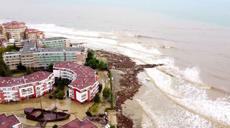 Setidaknya tiga orang tewas akibat banjir yang dipicu hujan deras di resor Elenite, kawasan Laut Hitam Bulgaria, pada Jumat, menurut laporan kantor berita BTA. (Tangkapan Layar Video Reuters/NOVA TV)